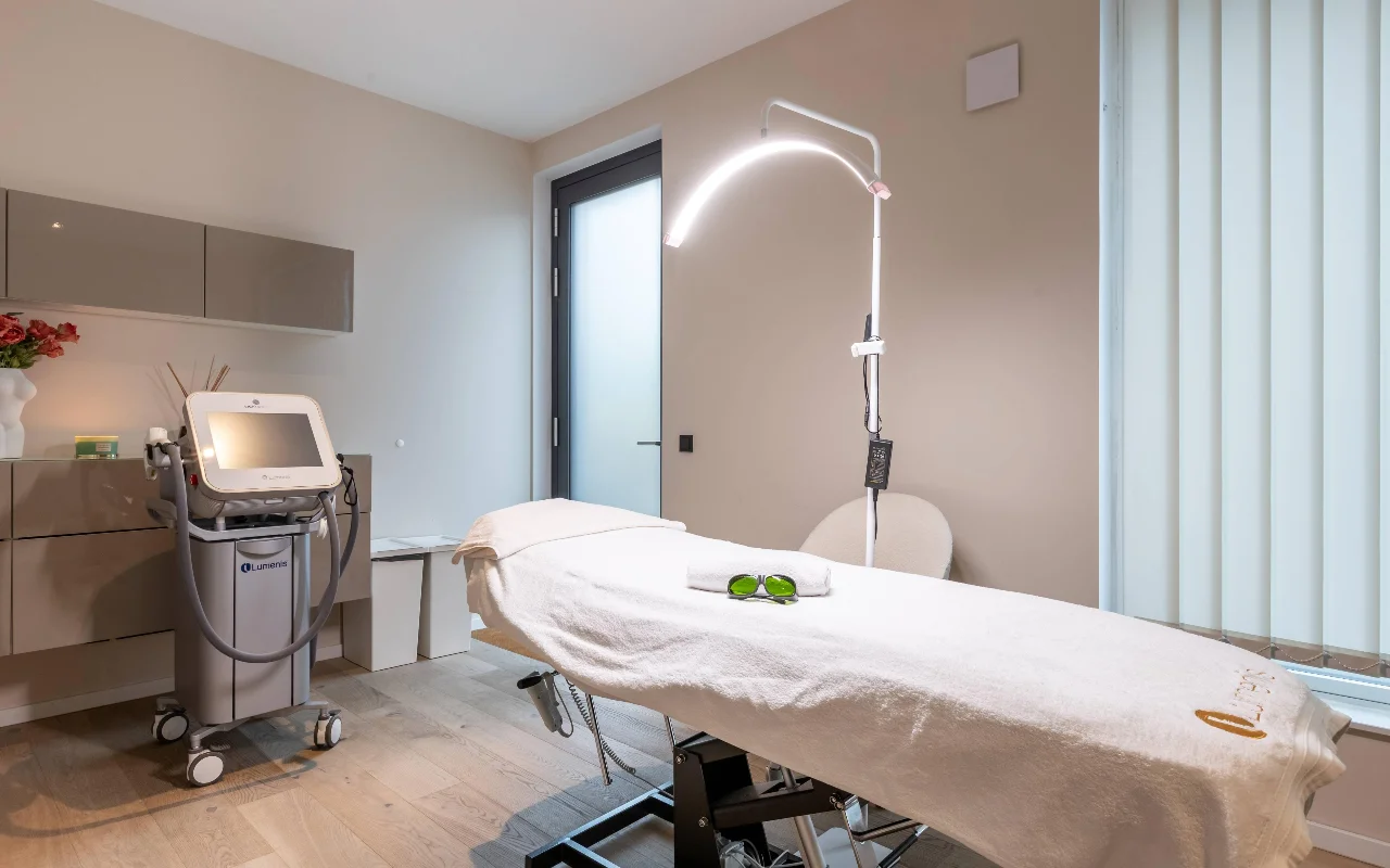 Behandlungsraum mit Lumenis Lightsheer Lasergerät